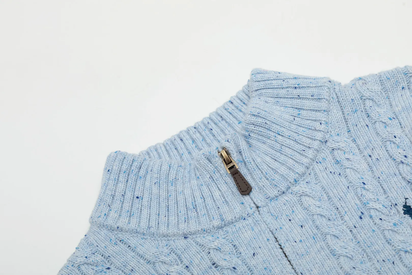 🅿️250 "Top quality" Style number: DS038# [Ralph Lauren wool blend pony embroidery logo twist knitted half-zip sweater] ✅Ralph Lauren gradient multi-color dot versatile couple's knitted half-zip pullover sweater ✅15% Merino cotton wool 85% wool blend Customized laser buttons Clean and clear texture ✅ZP quality 1:1 version Scan the code to enter the GF website Counter quality ✅Details and quality are the only one in Guangzhou. Imported quality wool, focusing on high-end, cost-effective. Needless to say good quality. ✅Restore the original version. The maximum size can be worn up to 160 pounds. Loose, comfortable and stress-free. ✅Zip down the lapel. Pull up the zipper to the half-high collar. Easy to wear with any style. Christmas red